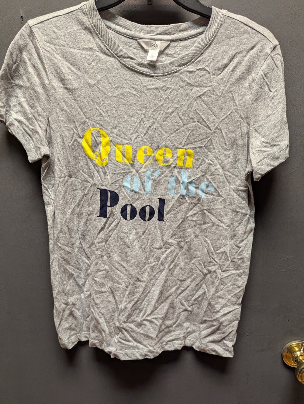 1901 Gray "Queen of the Pool" Graphic Short Sleeve T-Shirt Size Medium